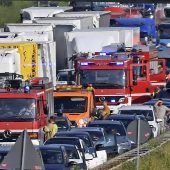 Megastau auf der A99 zum Ferienstart
