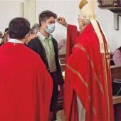 Bischof Rudolf Vorderholzer firmt in Egglkofen