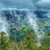 Dunkle Wolken ziehen über den Chiemgau