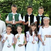Acht Kinder zum ersten Mal am Tisch des Herrn