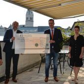 Lions-Clubs übergeben Scheck an OVB-Medienhaus-Stiftung