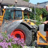 Wasser marsch: Bauhof-Mitarbeiter stillen den Durst Tausender Blumen in Kolbermoor