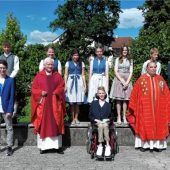 30 Jugendliche feiern ihre Firmung in der Pfarrkirche Heilig-Blut in Großkarolinenfeld
