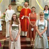 Pfarrer Klaus Hofstetter spendet 23 Jugendlichen aus Bernau und Hittenkirchen das Sakrament der Firmung