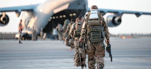 Abzug aus Afghanistan: Bundeswehr-Soldaten besteigen im Feldlager in Masar-i-Scharif einen Militärtransporter C17. Foto dpa