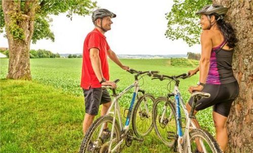 Als Radfahrer ist man im niederbayerischen Rottal oftmals allein auf weiter Flur. Foto djd-k/Bad Griesbach/Marcel Peda
