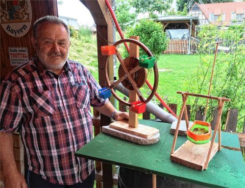 Andreas Paukert mit seinen Karussellen für die Vögel.