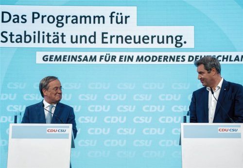 Armin Laschet, CDU-Kanzlerkandidat und Ministerpräsident von Nordrhein-Westfalen (links), und Markus Söder, CSU-Vorsitzender und Ministerpräsident von Bayern, geben nach der Klausur der Spitzen von CDU und CSU eine Pressekonferenz zum gemeinsamen Wahlprogramm für die Bundestagswahl. Foto dpa