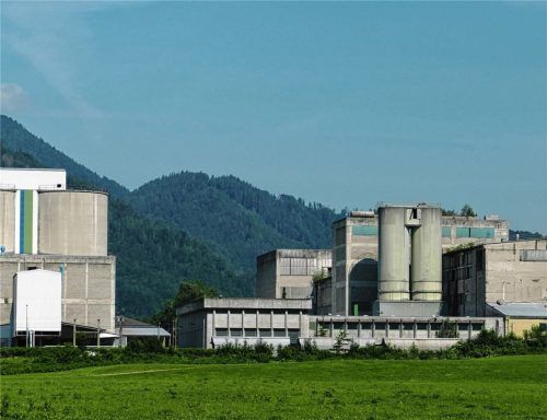 Auf dem Gebäude des Zementwerks könnte der neue Mobilfunkmast gebaut werden. Foto Hoffmann