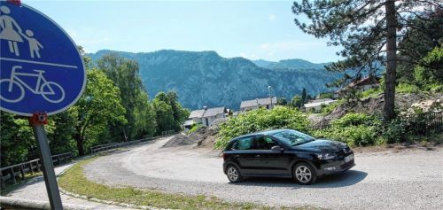 Auf dem Gelände zwischen „Bergwirt“ und Familienwohngebiet wird eine massive Gewerbe- und Wohnbebauung entstehen. Zur Verkehrsentlastung soll die Ausfahrt aus der Tiefgarage nun über den Kioskbereich erfolgen. Foto Schmidt
