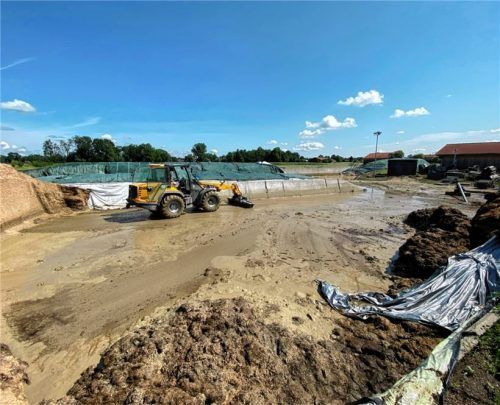 Aufräumarbeiten in einem Fahrsilo in Götting. Das Futter ist verdorben. Wasser und Schlamm werden von einer Spezialfirma abtransportiert und entsorgt. Foto Gerlach
