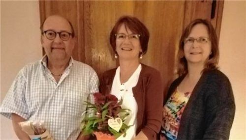 Aus dem Vorstand verabschiedet werden (von links) Werner Meindl und Johanna Gruber. Sabine Heger bedankt sich für die jahrelange Zusammenarbeit.Foto re