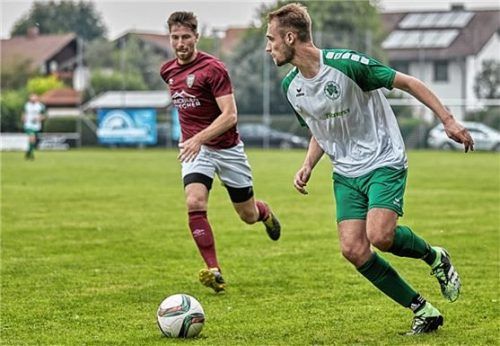 Bad Aiblings Fabian Troffer (rechts) blickt dem heißen Duell im Abstiegskampf gegen den SV Pang entgegen. Foto  Dirk Habermann