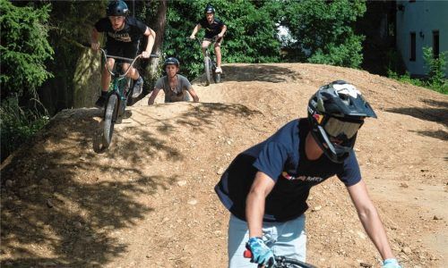 Bastian Radlmair, Quirin Aigner, Jonas Eisenmann und Bene Pflügl sind auf dem Pumptrack ganz in ihrem Element. Fotos  Günster