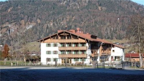 Beabsichtigt sind der Abriss und die Neuerrichtung des Funktionsgebäudes rechts neben dem Hotel.Foto Hauser