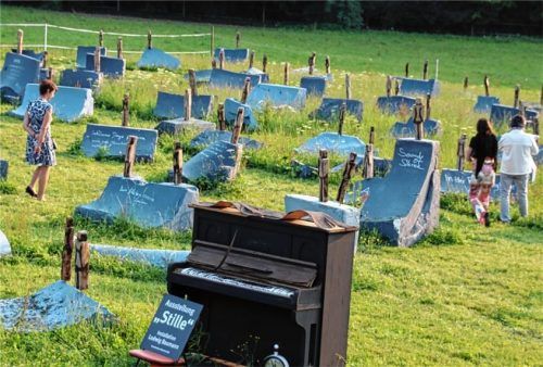 Begehbares Kunstwerk: die Installation auf der Wiese unterhalb des Festspielhauses. Foto Benekam