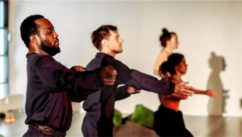 Bei den Proben zu Neotopia kommen Leute unterschiedlicher Professionen zusammen. Foto Wolfgang Silveri