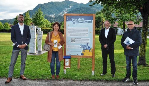 Bei der Eröffnung des Werte-Weges, der Europa-Wanderausstellung des Vereins Europa Union Bayern (von links): Grassaus Bürgermeister Stefan Kattari, Grünen-Abgeordnete Gisela Sengl, stellvertretender Traunsteiner Landrat Andreas Danzer und Kreisvorsitzender der Europa Union Bayern, Peter Stöger. Foto Eder