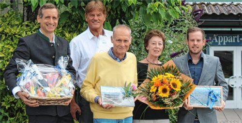 Bei der Geschenkübergabe: (von links) Kurdirektor Peter Helfmeyer, Peter Wimmer vom Appart-Hotel, Heinz und Luise Fellermeier sowie Dominik Wimmer vom Appart-Hotel. Foto Ammelburger