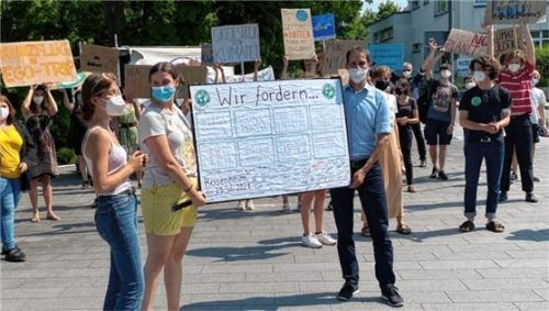 Bei der Übergabe: Die Klimaaktivisten von „Fridays for Future“ haben ihre Forderungen auf einem Plakat zusammengefasst und an Oberbürgermeister Andreas März übergeben. Foto Heise