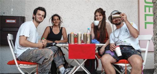 Bei der Vorbesprechung: (von links) Elias Brader, Sabrina Alice Cultrona und Stella Brandlhuber mit Künstler „Gera“, der sein Projekt aufs kommende Jahr vertagen musste. Foto Friedrich