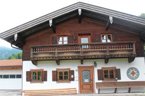 Bereits vor mehreren Jahren plante die Bergwacht Brannenburg, ihre Bergrettungswache in der Sudelfeldstraße in Brannenburg zu modernisieren. Nun werden die umliegenden Gemeinden um Unterstützung gebeten.Foto STeffenhagen