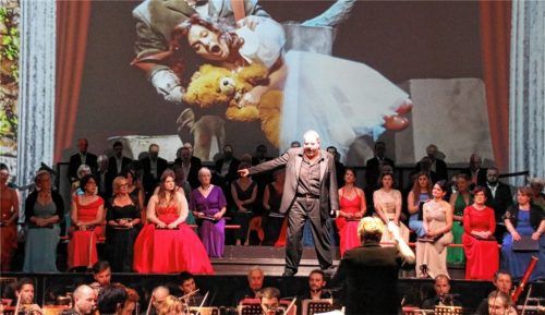 Beste Opernlaune herrschte bei der Gala zum 25-jährigen Bestehen des Immling-Festivals. Kraft- und ausdrucksvoll sang Stefano Meo (vorne).Foto  Benekam