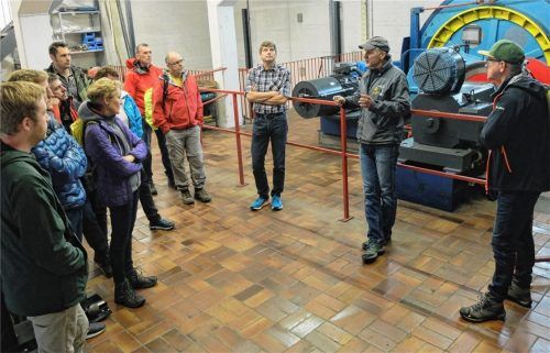 Betriebsleiter Jens Hoppe (Zweiter von rechts) erklärt den Gemeinderäten die technischen Neuerungen an der Mittelstation. Foto re