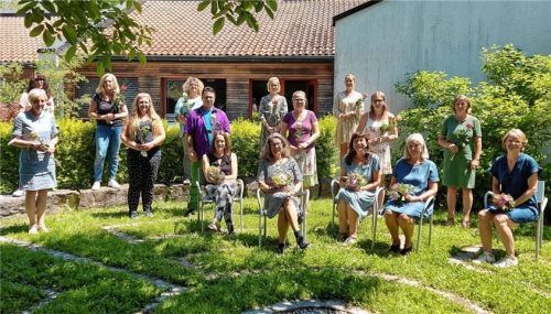 Blumen zum Abschluss: Die Teilnehmer des Qualifizierungskurses haben maßgeblichen Anteil daran, dass ab September mehr Betreuungsplätze zur Verfügung stehen. Foto re