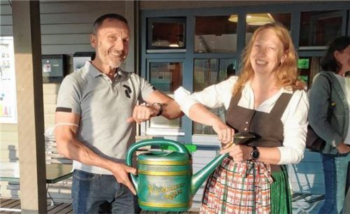 Bürgermeister Olaf Kalsperger überreicht der Vereinsvorsitzenden Brigitte Holzner eine „Kieskanne“.Foto re