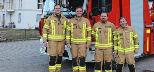 Bürgermeister Simon Frank (links) mit den beiden Kommandanten Tobias Brinkmann (Zweiter von rechts) und Fabian Schneikart (Dritter von rechts) sowie dem Zugführer Florian Höhensteiger (rechts). Foto Rehberg