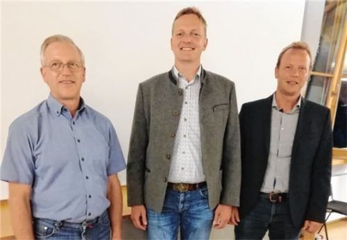 Bürgermeister Simon Frank (Mitte) verabschiedete Fachbereichsleiter Tiefbau Heinz Scheck (links) in den Ruhestand und stellte seinen Nachfolger Martin Stuffer dem Gemeinderat vor.Foto Rehberg