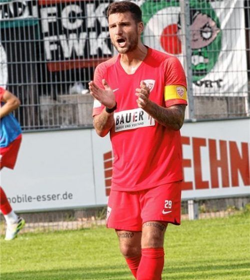 Da konnte Buchbachs Kapitän Aleks Petrovic die Kollegen noch so anfeuern, am Ende mussten die Rot-Weißen die Heimfahrt aus Aschaffenburg mit leeren Händen antreten. Foto Buchholz