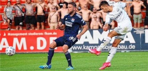 Das 2:0 durch den Burghauser Doppeltorschützen Robin Ungerath (rechts). Foto Christian Butzhammer