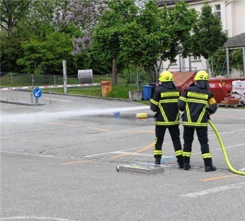 Das Abarbeiten eines Brandszenarios ist fester Bestandteil der Prüfung.Fotos re