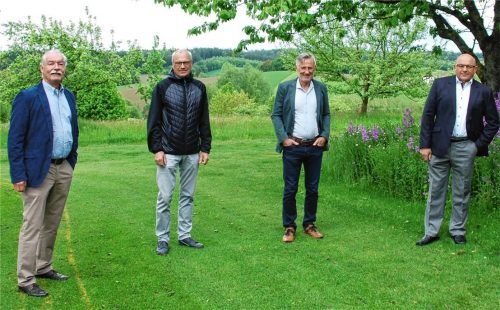 Das Aktivseniorenteam des Landkreises gehört zum Verbund in Südostoberbayern mit den Landkreisen Rosenheim, Traunstein, Berchtesgaden: Klaus Buschhausen, Michael Mauer, Josef Grandl und Josef Fromberger (von links). Foto  Aktivsenioren