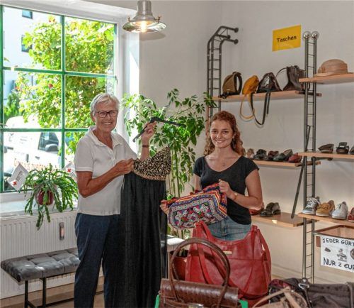 Das Altersspektrum der Mitarbeiter ist groß: Ob die 78-jährige Ute Happel oder die 27-jährige Julia Mooser: Wer Beratung sucht, findet unter den insgesamt 20 ehrenamtlichen Kräften garantiert jemand, der den Geschmack der jeweiligen Altersgruppe aus eigenem Erleben kennt. Foto Thomae