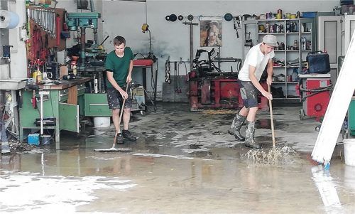 Das Aufräumen danach in einer Werkstatt: In Götting wird nach den verheerenden Unwettern von Montagabend Kritik am Einsatzmanagement der Rettungskräfte laut. Foto Sautter