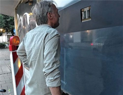 Das Guckkasten-Kino an der Ecke Sedan- und Bahnhofstraße zeigt eine filmische Installation. Foto Bößwetter