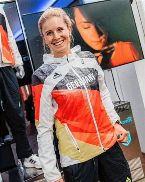 Das Olympia-Outfit steht ihr schon mal gut: Dressurreiterin Jessica von Bredow-Werndl bei der offiziellen Einkleidung. Foto Facebook/Jessica von Bredow-WErndl