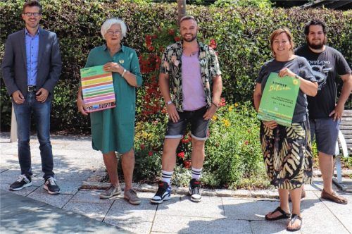 Das Programm steht: Die Kulturbeauftragte der Gemeinde Stephanskirchen, Lonika Herzog (Zweite von links) und ein Teil des Organisationsteams (ab der Mitte nach rechts: Matthias Wenig, Steffi Panhans und Thomas Eiwen) übergaben Bürgermeister Karl Mair die Plakate für den zweiten „Sommer dahoam“. Foto re