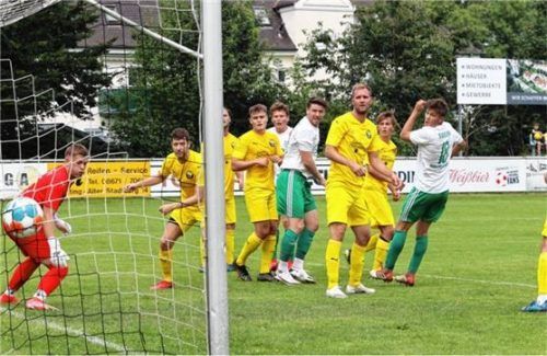 Das Tor des Tages für Holzkirchen durch Florian Sieber (rechts Nummer 18), der nach einer Ecke einköpfte. Foto Gabi Zucker
