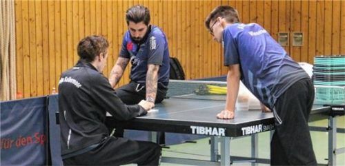 Das Trainerteam mit Cheftrainer Antonio Golemovic (vorne) skizziert den Trainingsplan.