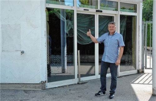 Daumen hoch für die guten Nachrichten: Christian Berghofer aus der Erlenau hat sich seit Monaten dafür eingesetzt, dass es wieder einen Lebensmittelmarkt in der Austraße 46 gibt. Jetzt hat sich seine Hartnäckigkeit ausgezahlt. Foto Schlecker