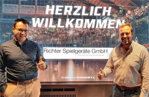 Daumen hoch für die Partnerschaft: Starbulls-Geschäftsführer Daniel Bucheli (links) und Julian Richter, Inhaber und Geschäftsführer der Richter Spielgeräte GmbH. Foto Starbulls Rosenheim