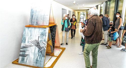 Deconstructing painting“ nennt die Chieminger Künstlerin Alessia von Mallinckrodt ihr wie ein Kartenhaus aus verschiedenen Gemälden konzipiertes Werk.