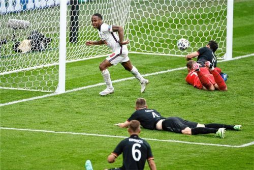 Der Anfang vom Ende: Raheem Sterling dreht nach dem 1:0 für England jubelnd ab, vier deutsche Spieler liegen geschlagen am Boden.Foto dpa/John Sibley