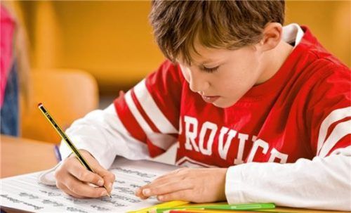 Der Bleistift wird regelmäßig als erstes Schreibwerkzeug verwendet. Foto STAEDTLER Mars GmbH & Co. KG