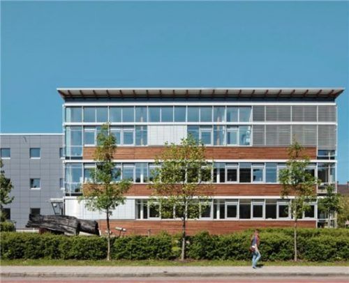 Der heutige S-Bau der TH Rosenheim an der Kreuzung Westerndorfer Straße/Hochschulstraße.Foto Hammerich