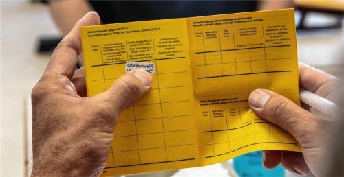 Der Impfausweis mit einer Seite für die Schutzimpfung COVID-19: Ob sich auch Kinder und Jugendliche gegen Corona impfen lassen sollen, darüber diskutieren unsere Leser.Foto dpa
